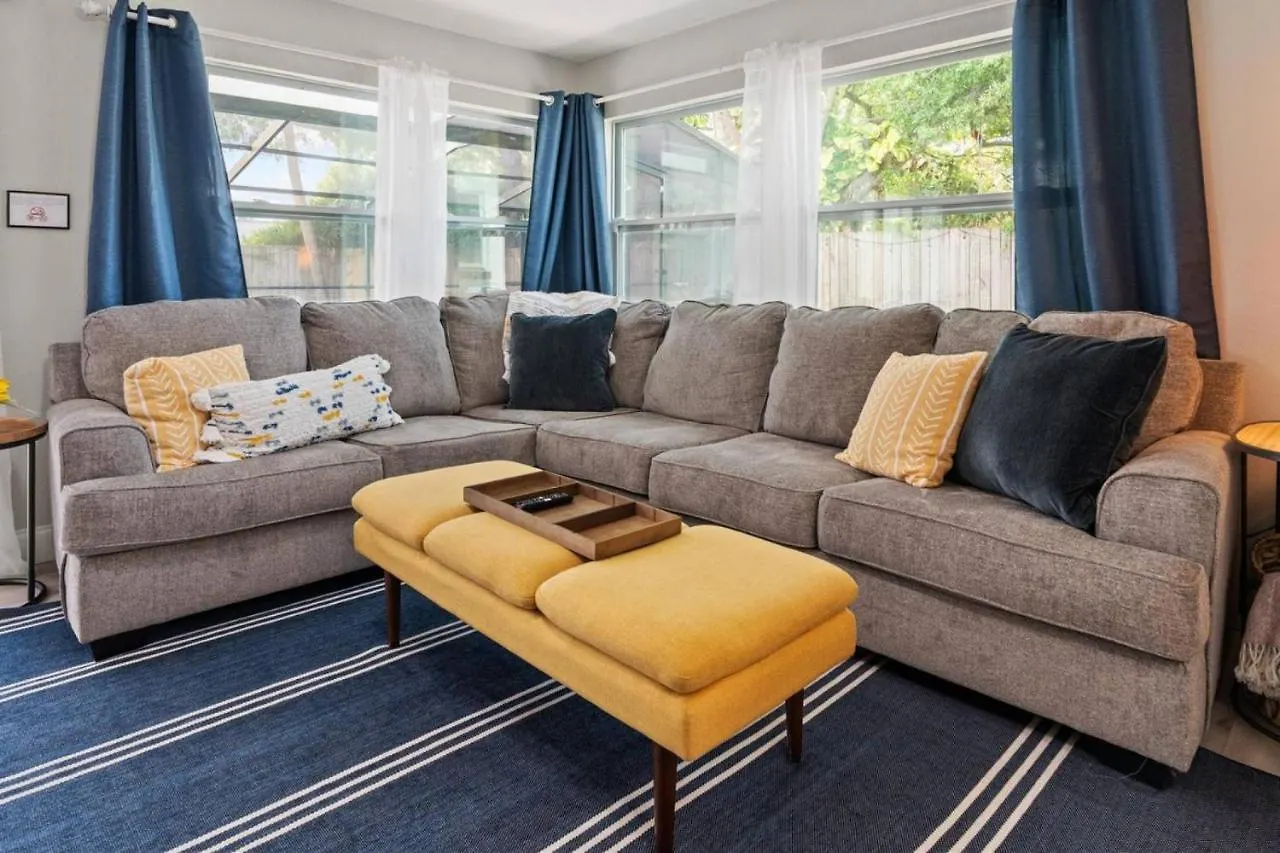 Ferienhaus Tranquil Times A Serene 3Br Close To Rj Stadium With Screened Heated Pool, Outdoor Kitchen And Yard Chess Tampa USA
