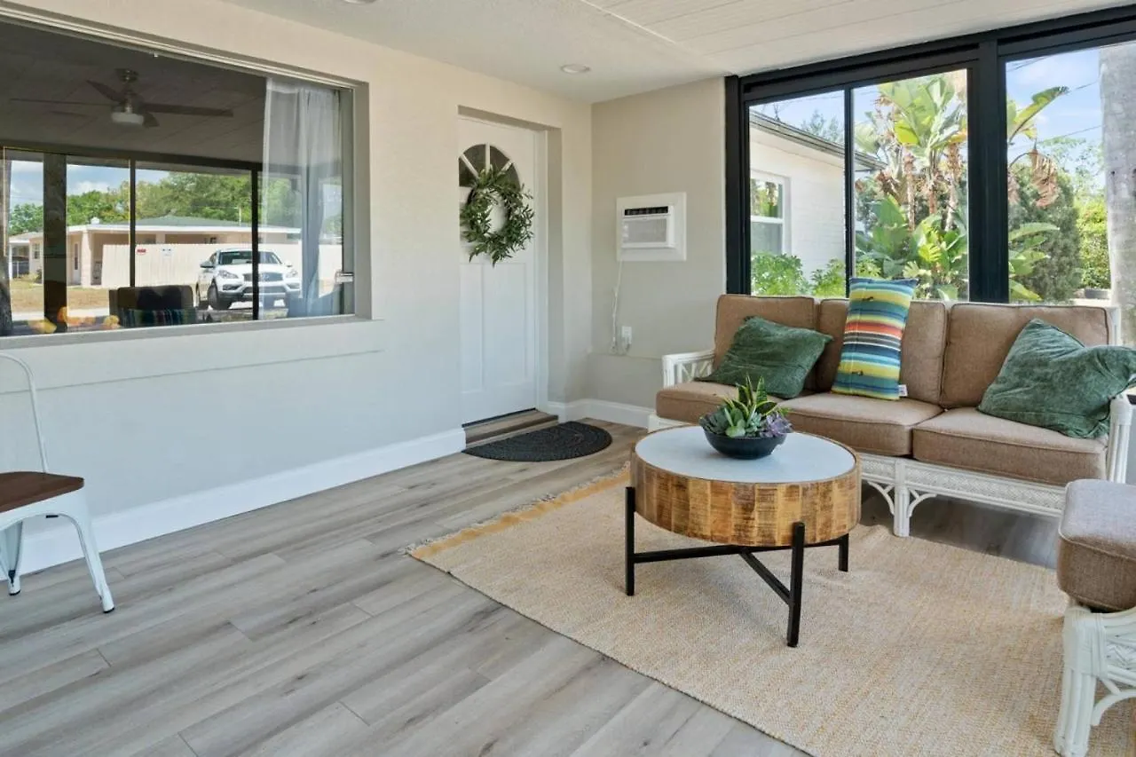 Ferienhaus Tranquil Times A Serene 3Br Close To Rj Stadium With Screened Heated Pool, Outdoor Kitchen And Yard Chess Tampa